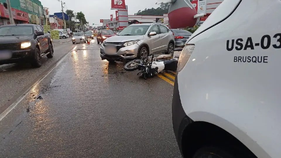 Uma pessoa fica ferida após acidente na rodovia Antônio Heil  