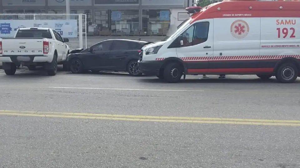 Colisão entre dois carros é registrada no Centro II