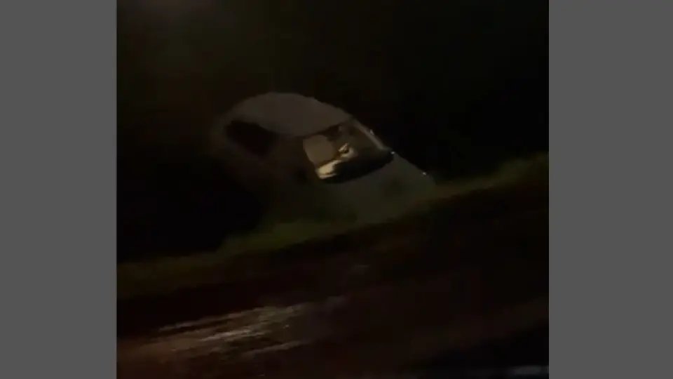 (VIDEO) Carro cai em barranco no retorno da rodovia Antônio Heil