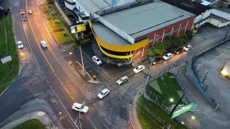 (VÍDEO) Acidente entre moto e carro é registrado na manhã desta quinta