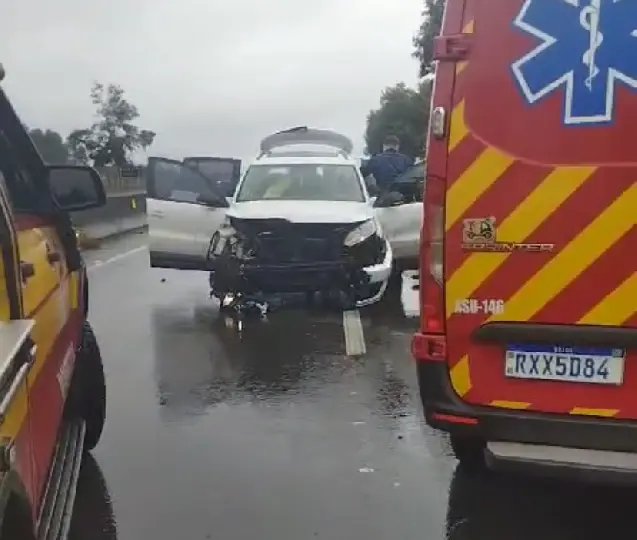 (VÍDEO) Carro colide contra guard rail na rodovia Antônio Heil