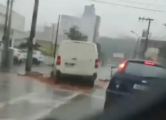 (VIDEO) Carro colide contra ilha de segurança em Brusque
