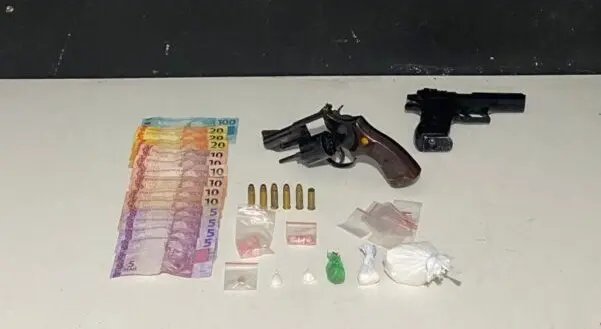 Homem com tornozeleira eletrônica é preso com arma e drogas