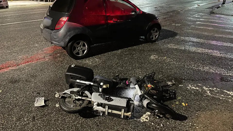 Mulher em scooter elétrica colide com carro em Brusque