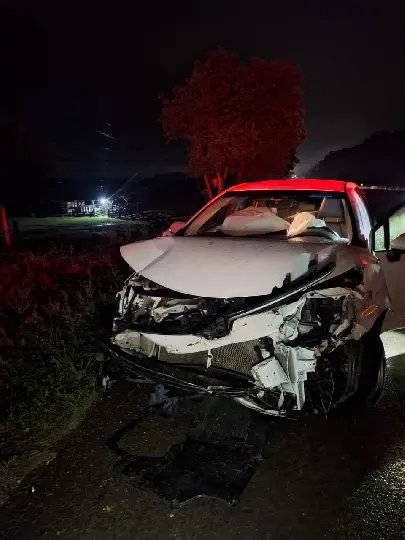 Motorista foge do local após bater carro contra mureta