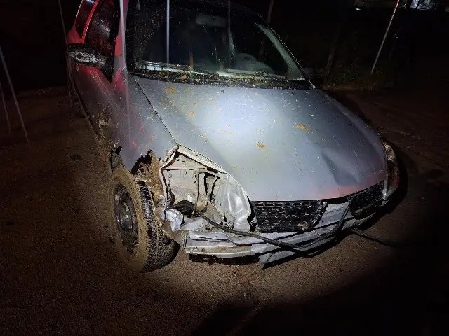 Carro sai de pista e colide contra cerca de arame farpado em Gaspar