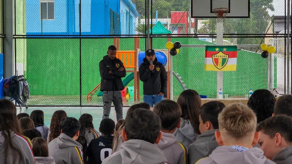 Atletas do Brusque visitam escola no bairro Planalto