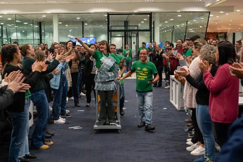 Colaboradores da Havan comemoram pagamento do PPR