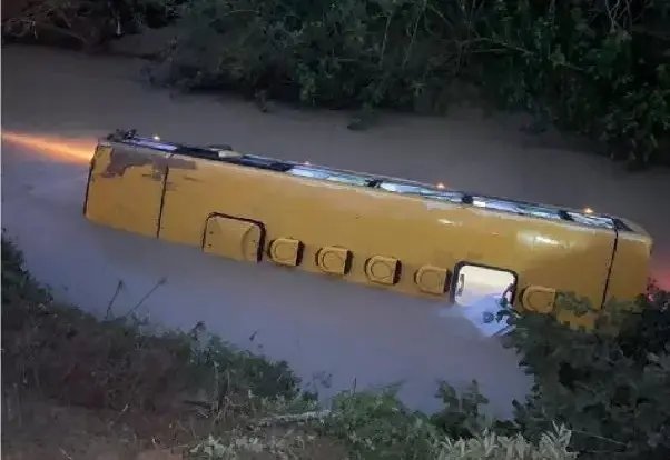 Ônibus escolar com crianças cai em rio em Santa Catarina
