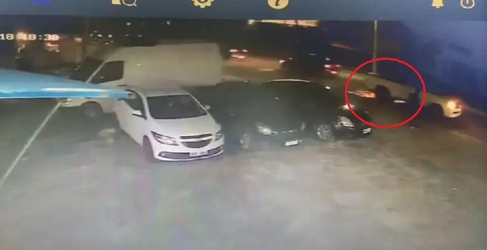 (VÍDEO) Motociclista morre após parar embaixo de carro na rodovia
