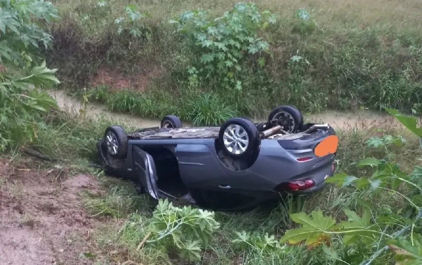 Carro capota e quase cai em córrego ao lado da rodovia