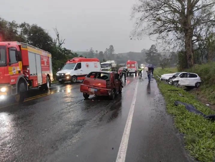 Criança fica gravemente ferida após colisão frontal entre  carros