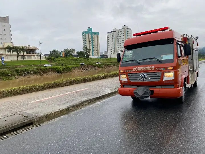 (VÍDEO) Bombeiros retomam buscas por homem desaparecido no rio em Brusque 