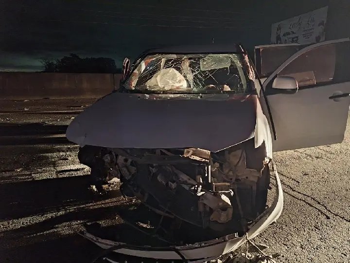 Fechado por outro veículo, carro colide com mureta na Antônio Heil