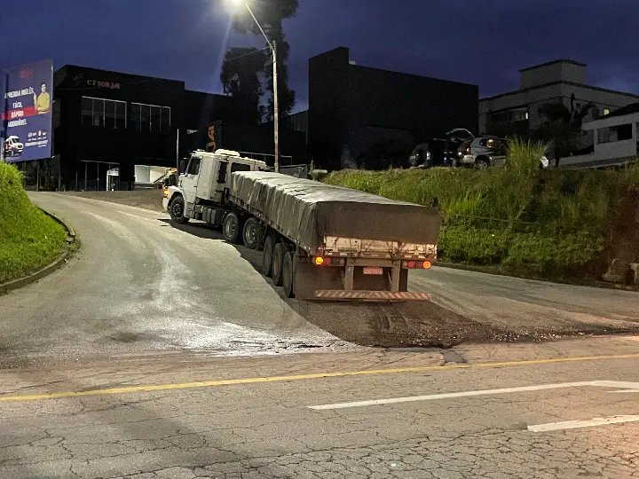 (VIDEO) Carreta quebra e causa lentidão na Ponte do Trabalhador
