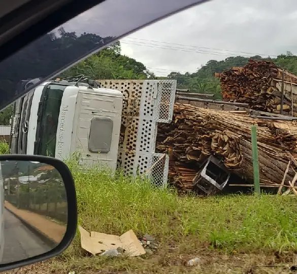 (URGENTE) VIDEO: Carreta carregada de madeira tomba em Brusque