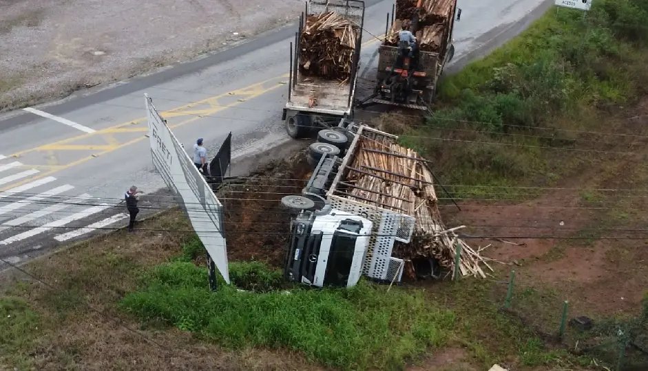 (VIDEO) Motorista explica tombamento de carreta no bairro Zantão