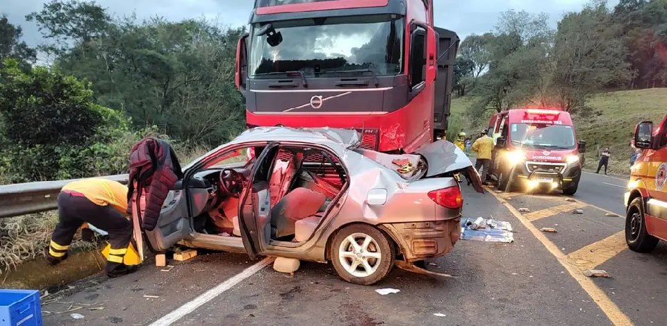 Mulher grávida morre após grave acidente entre carro e caminhão 
