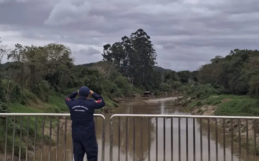 Bombeiros continuam buscas por homem desaparecido