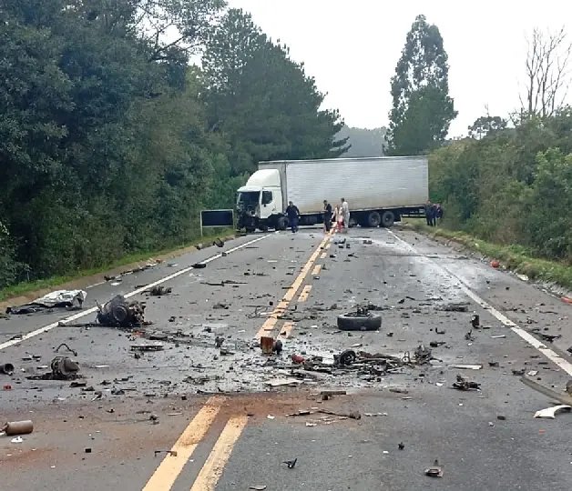 Homem morre após acidente entre carro e caminhão 