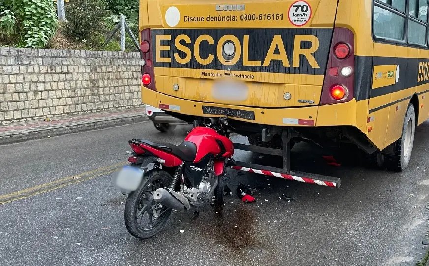 Moto colide contra traseira de ônibus escolar em Brusque