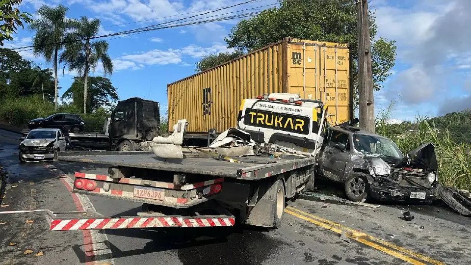 Motorista fica presa nas ferragens após acidente com cinco veículos 