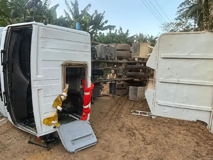 Idoso de 70 anos fica ferido após caminhão tombar