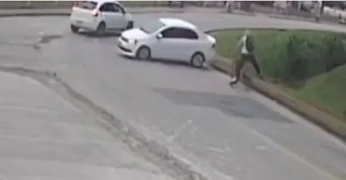 (VIDEO) Ciclista é quase atingido em colisão entre dois carros em Brusque
