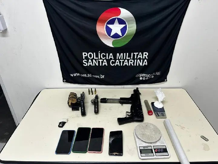 Quatro homens são presos após roubo de BMW em Gaspar