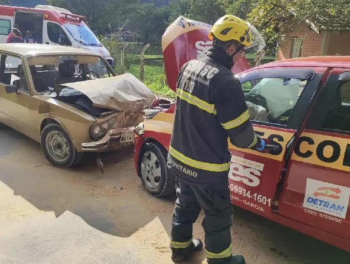 Carro de autoescola se envolve em acidente, em Gaspar