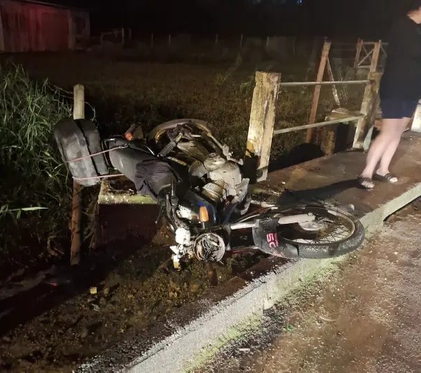 Colisão contra mureta faz motociclista cair em ribeirão em Brusque