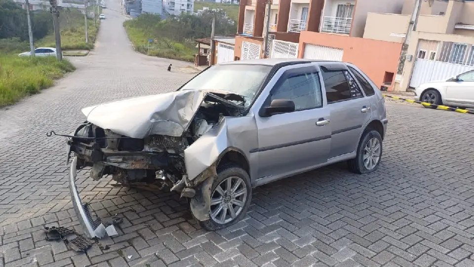 Motorista colide carro contra poste no Limeira Baixa