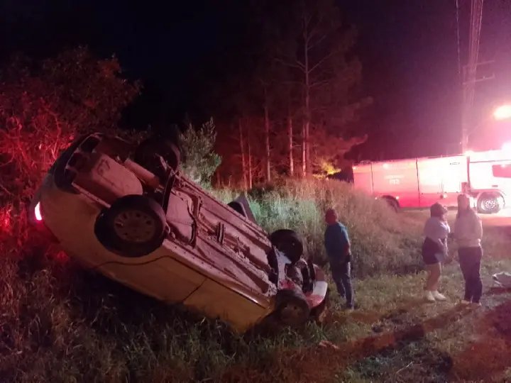 Três pessoas ficam feridas após carro capotar