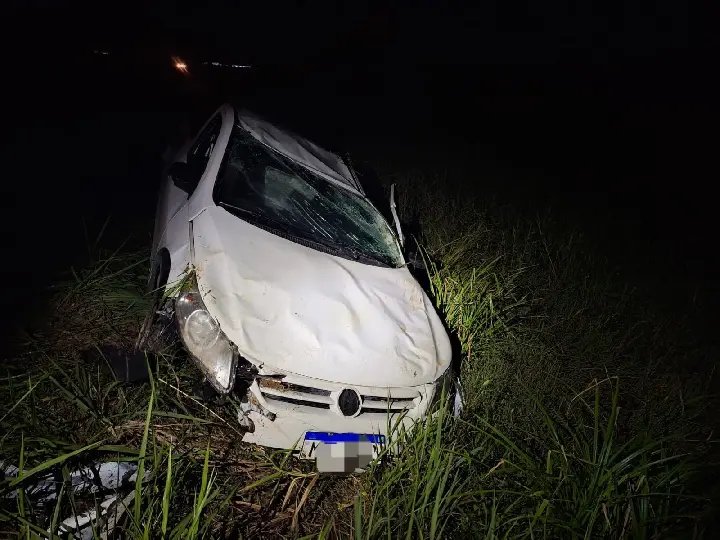 Saída de pista deixa dois feridos na rodovia Antônio Heil