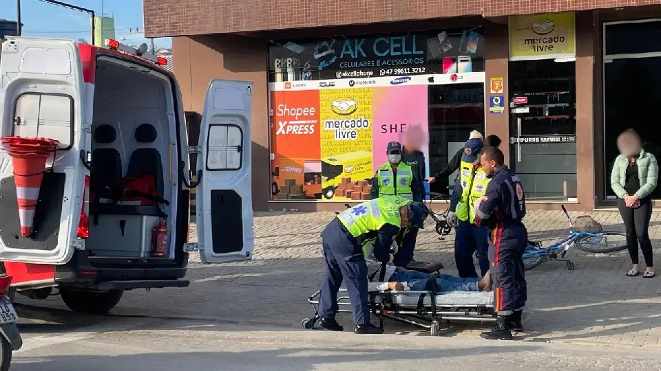 (VIDEO) Idoso fica ferido após queda de bicicleta em Brusque