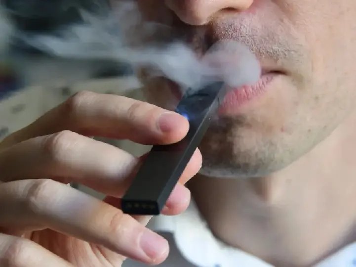 Cigarros eletrônicos têm substância semelhante à anfetamina, diz estudo