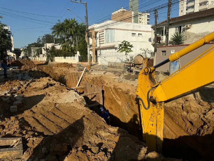 Obras na bacia Victor Meirelles avançam e rua começa a receber drenagem