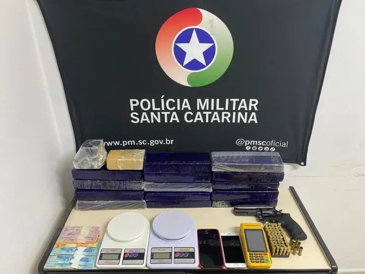 Traficante tenta subornar policiais ao ser pego com drogas 