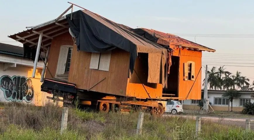 Caminhão é visto transportando casa e repercute na internet