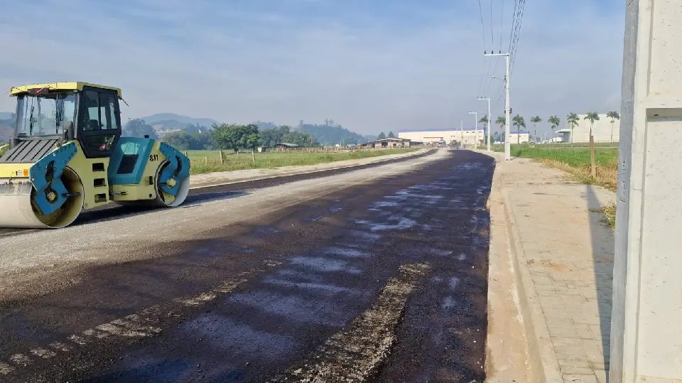 Trecho 4 da Rua Abraão de Souza e Silva recebe pavimentação asfáltica