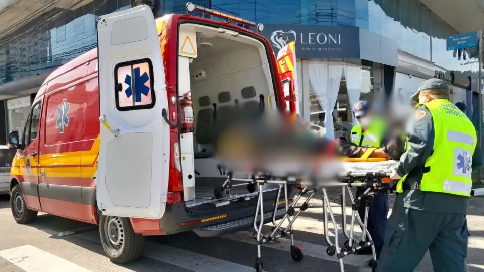 Colisão entre carro e moto deixa uma pessoa ferida em Brusque