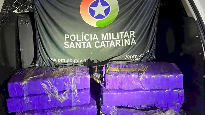 Veículo em guincho é apreendido transportando carga de maconha 