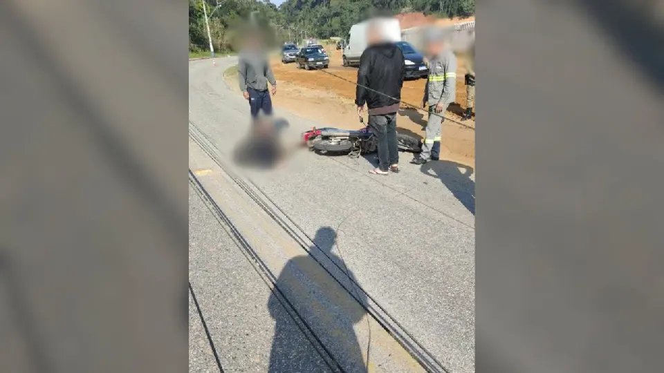 Motociclista teria sofrido queda depois de se enroscar em fios