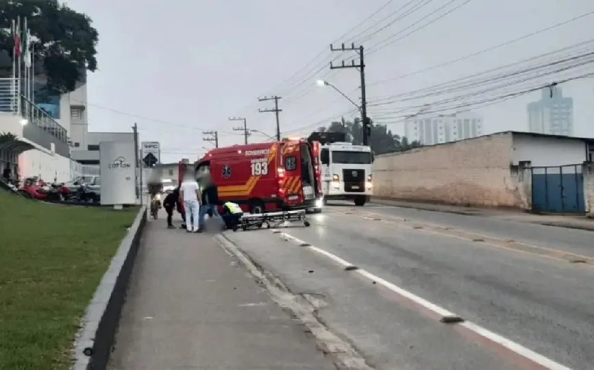 Motociclista é levado ao hospital após colidir contra carro 