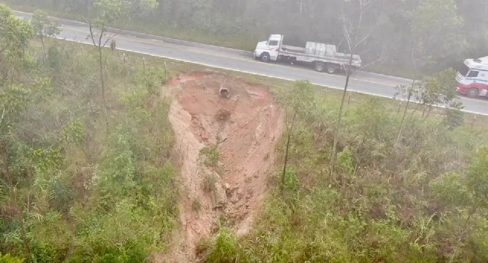 (VÍDEO) Deslizamento de terra na Gentil Battisti Archer ameaça segurança dos motoristas