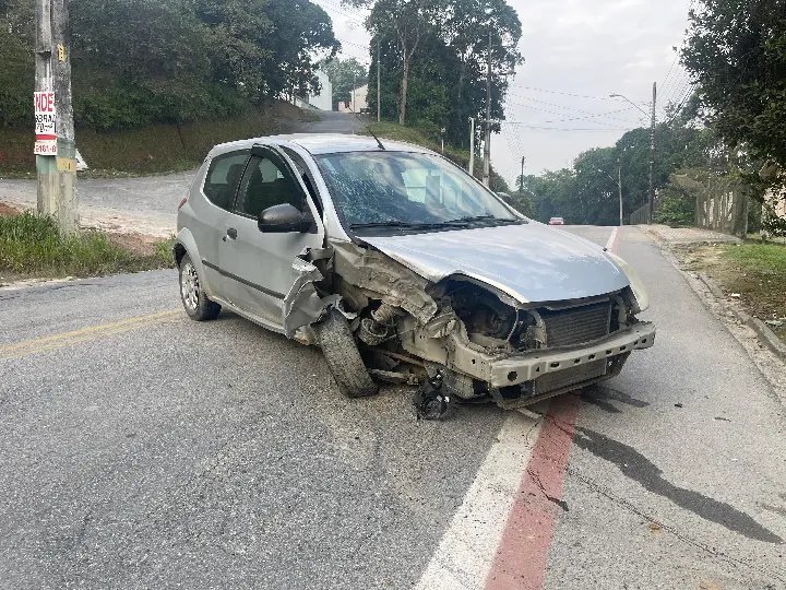 (VÍDEO) Motorista passa mal e colide contra poste 