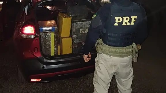 Adolescente é detido com 200 kg de maconha após fuga