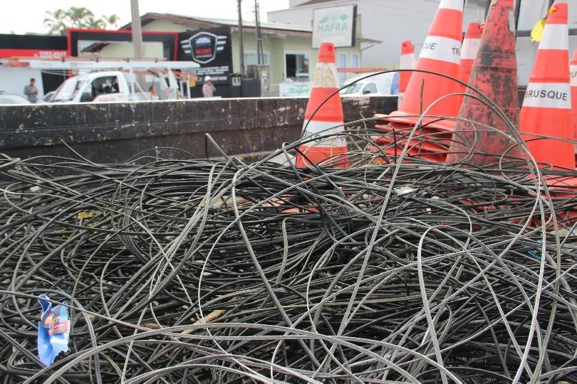 Procon faz Operação Limpa Postes e remove 400 kg de fios
