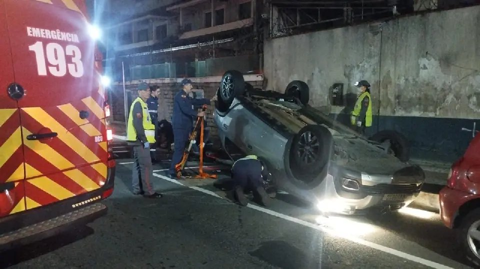 Duas pessoas ficam feridas após carro capotar