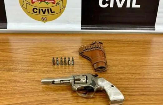 Polícia prende homem por posse irregular de arma de fogo